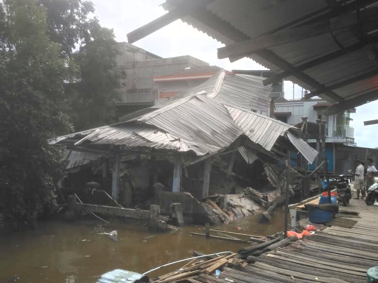 Bangunan Pasar Kwatik Kualatungkal Ambruk Ke Sungai Bangunan Pasar Kwatik Kualatungkal Ambruk Ke Sungai