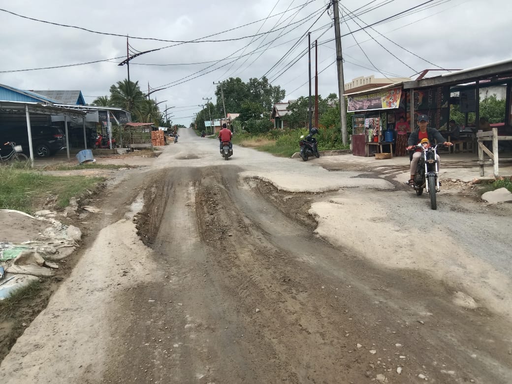 Akses Jalan Menuju Pelabuhan RoRo Rusak Parah, Warga Pertanyakan Kebijakan Pemkab Yang Memperbaiki Jalan Nasional