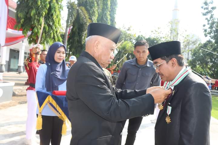 Anwar Sadat Raih Penghargaan Bintang Astha Brata