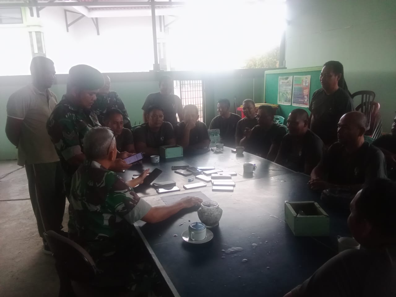 Pastikan Anggota Tidak Terlibat Judi Online, Danramil Tungkal Ilir Kumpulkan HP Prajurit