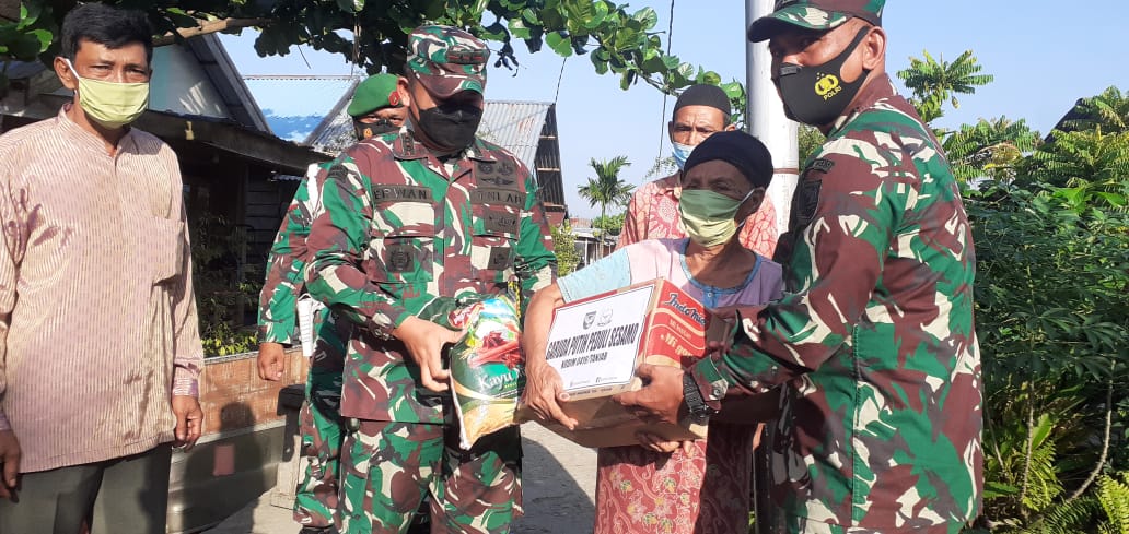 Tinjau Korban Bencana Longsor di Parit Deli, Dandim Tanjab Serahkan Bantuan