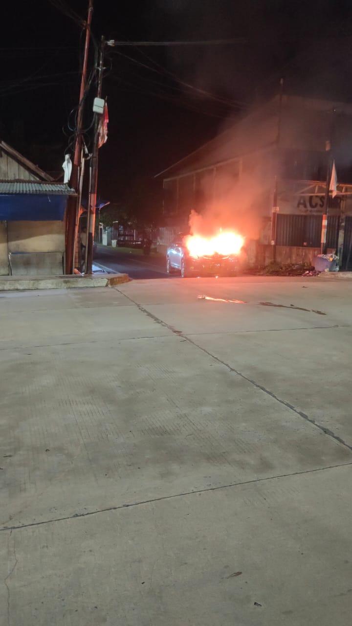 Breaking News : Satu Unit Mobil Sedan Terbakar di Persimpangan Jalan di Kuala Tungkal