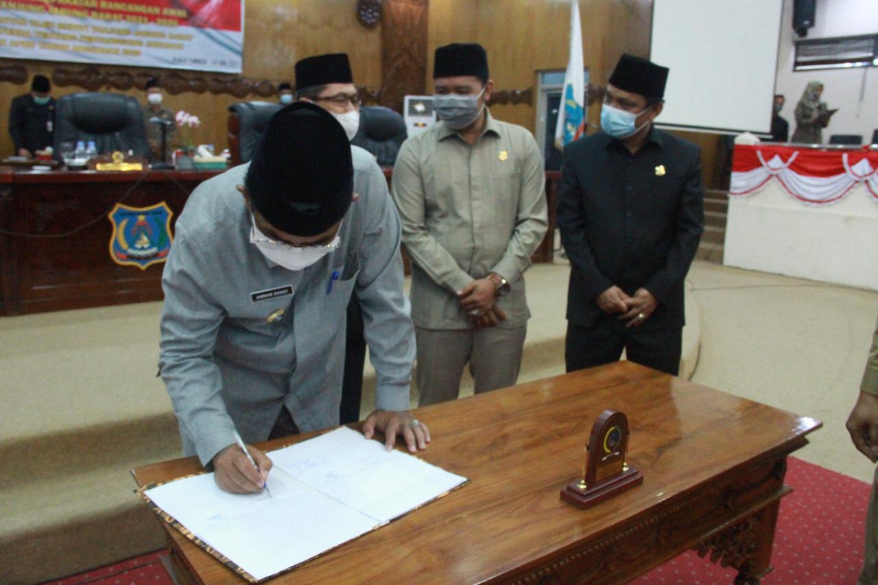 Bupati Tanjabbar Hadiri Paripurna Penandatangan Nota Kesepakatan RPJMD 2021-2026