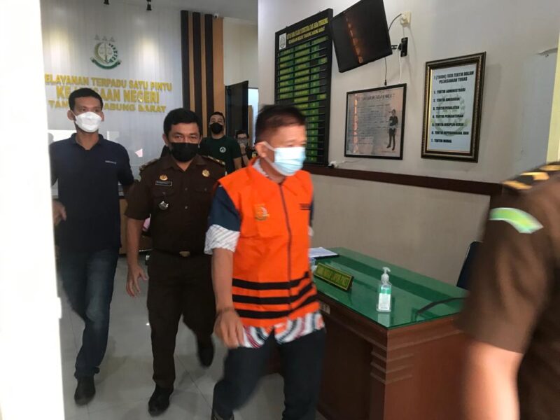 Setelah Diperiksa Dua Jam di Kejari Tanjabbar, Budi Digelandang Pake Rompi Orange ke Polres Tanjabbar   