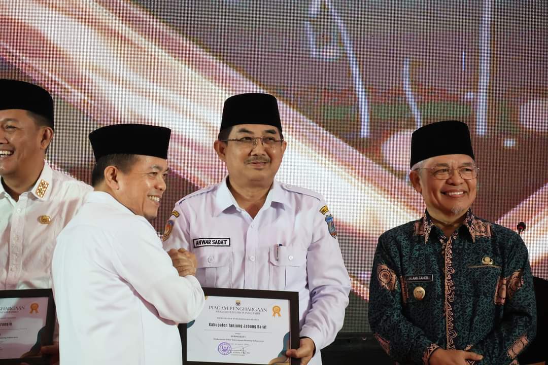 Pemkab Tanjab Barat Raih Penghargaan Kabupaten Terbaik Peringkat 1 se-Provinsi Jambi Pada Penilaian Kinerja 8 Aksi Konvergensi Penurunan Stunting Tahun 2022