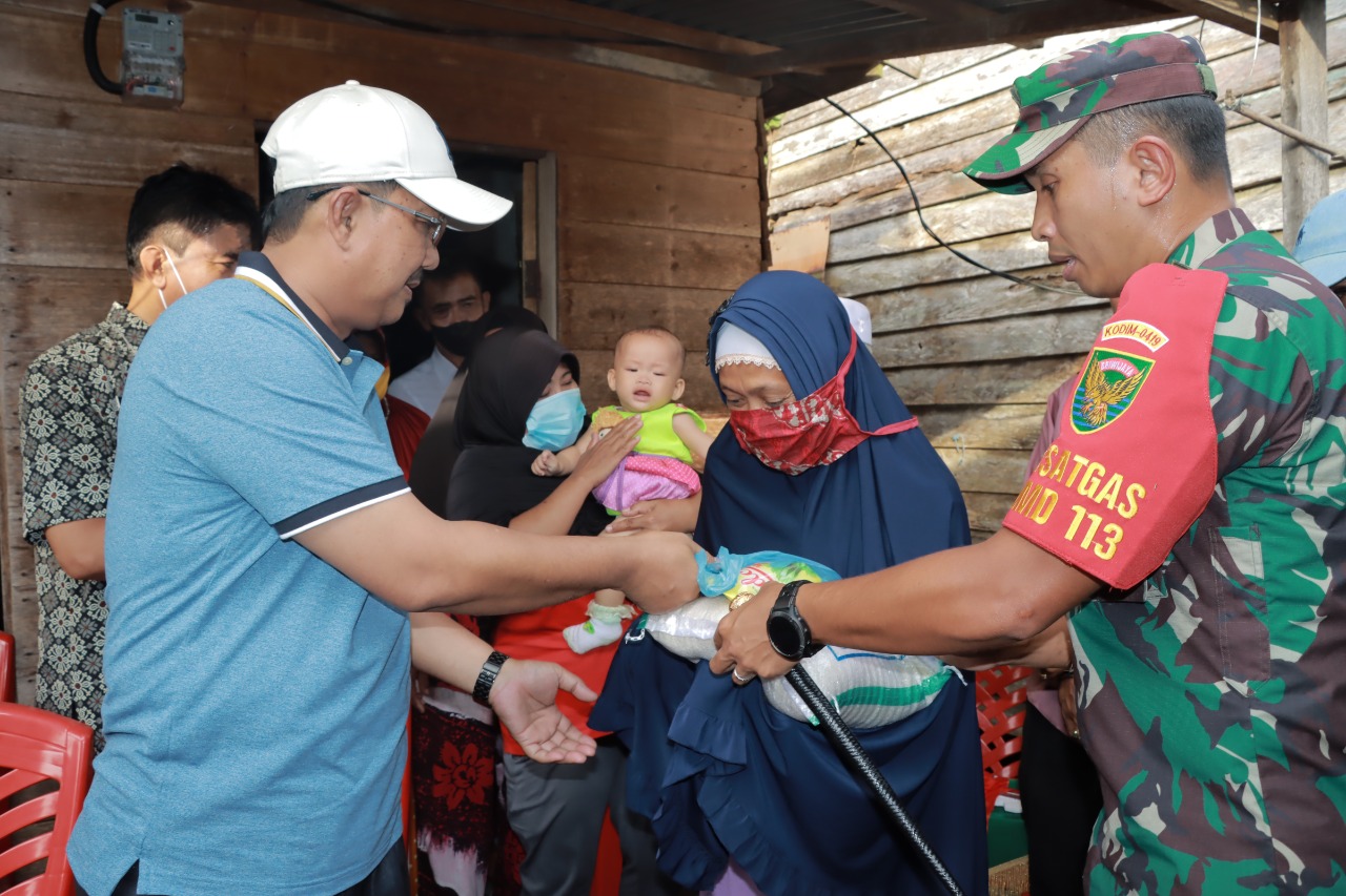 Dihadiri Bupati, Karya Bhakti TNI Kodim 0419/ Tanjab Rehab Rumah Warga dan Bagikan Paket Sembako