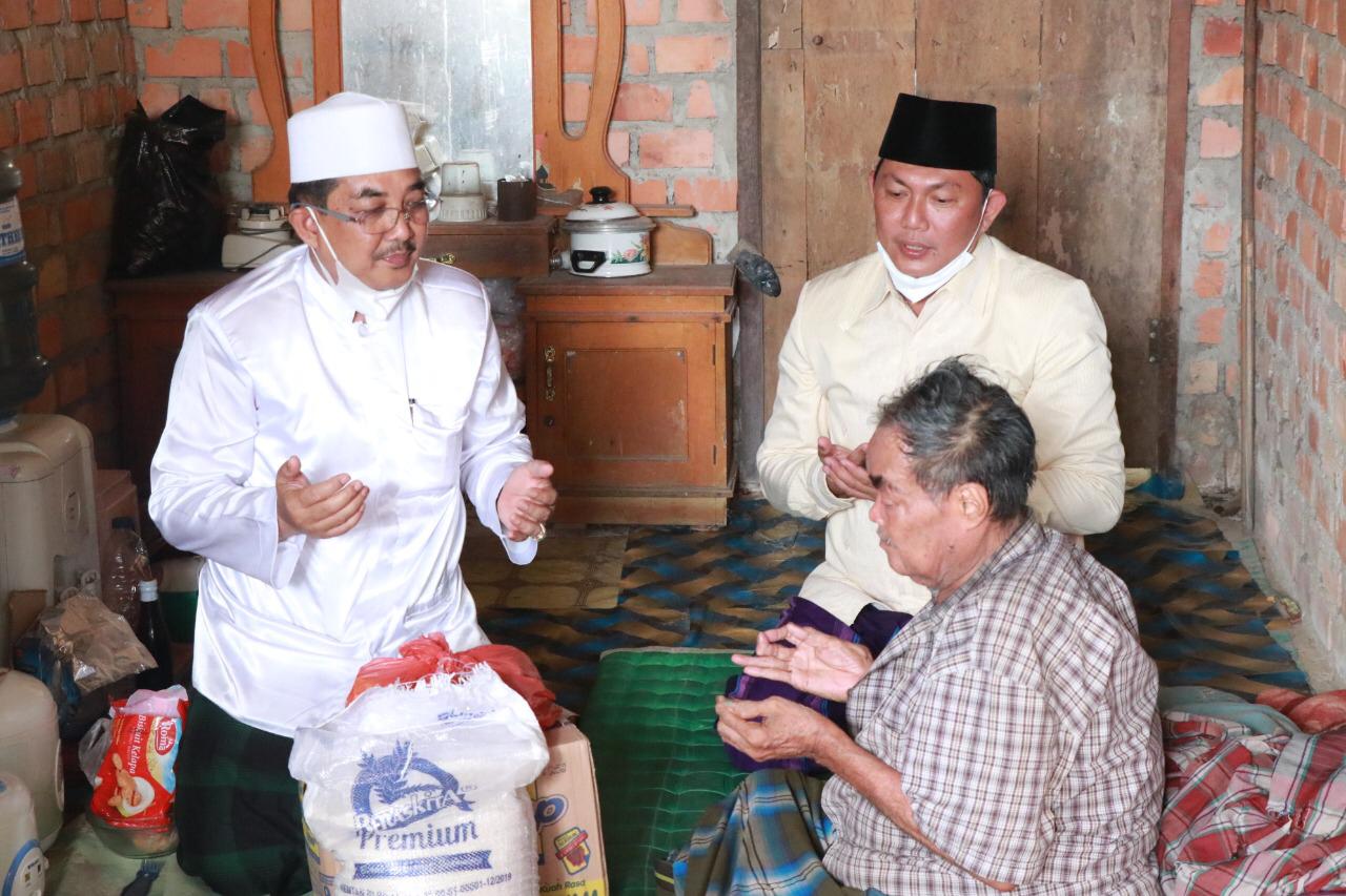 Usai Salat Jum'at, Bupati dan Wabup Beri Bantuan Sembako 