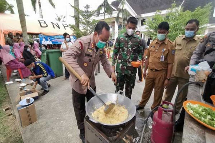 Kapolres dan Dandim Beri Pelayanan Istimewa Kepada Peserta Vaksinasi, Masak Nasgor Sinergisitas