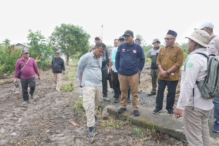 Bupati Tanjabbar Pacu Pembangunan Jalan dan Dongkrak Ekonomi Seberang Kota