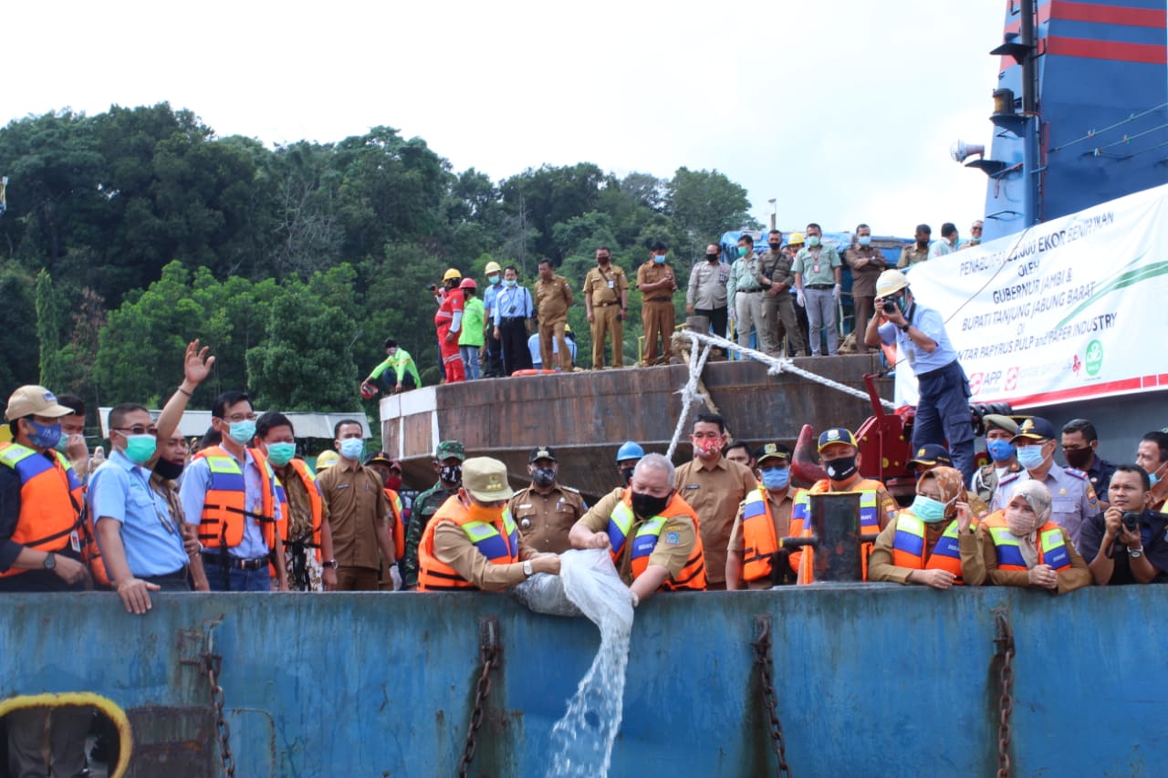 Tingkatkan Pendapatan Nelayan Kala Pandemi, Gubernur Bersama Bupati dan PT LPPPI Sebar Ribuan Benih Ikan