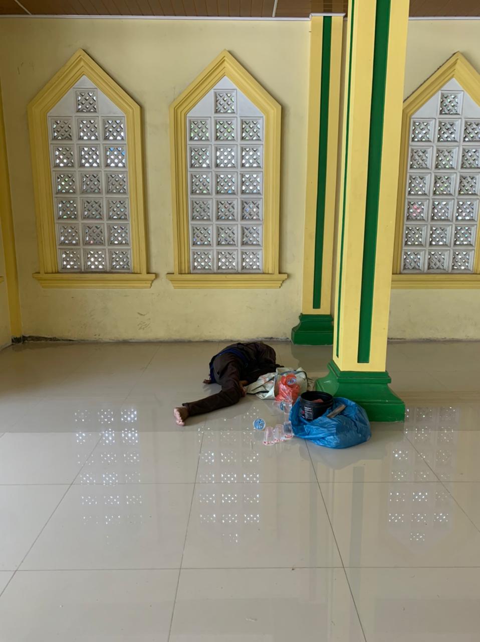 Mayat Mr X Ditemukan Tergeletak di Teras Masjid Raya Kualatungkal Mayat Mr X Ditemukan Tergeletak di Teras Masjid Raya Kualatungkal