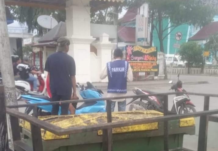  Viral Di medsos , Warga Keluhkan Alun-alun Kualatungkal Dijadikan lahan Parkir 