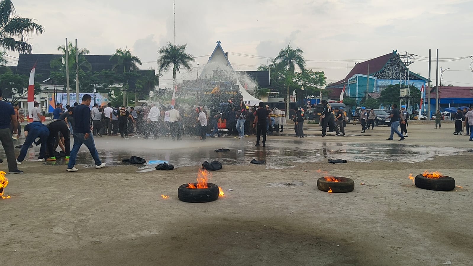 Aksi Unjuk Rasa Di Depan Kantor Bupati Tanjabbar Ricuh Aksi Unjuk Rasa Di Depan Kantor Bupati Tanjabbar Ricuh