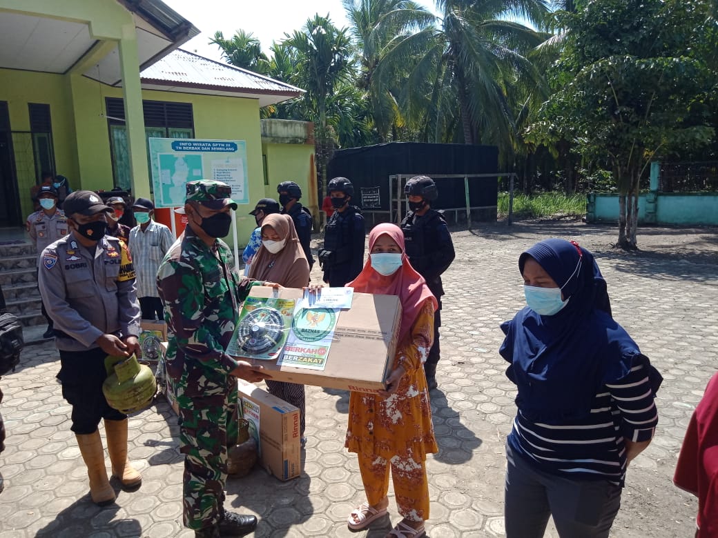 Dandim 0419/Tanjab dan Forkopimda Tanjabtim Serahkan Bantuan Untuk Warga Terdampak Abrasi