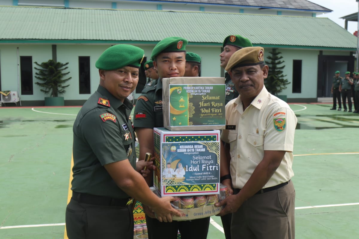 Dandim 0419/Tanjab Berikan THR untuk Anggota 