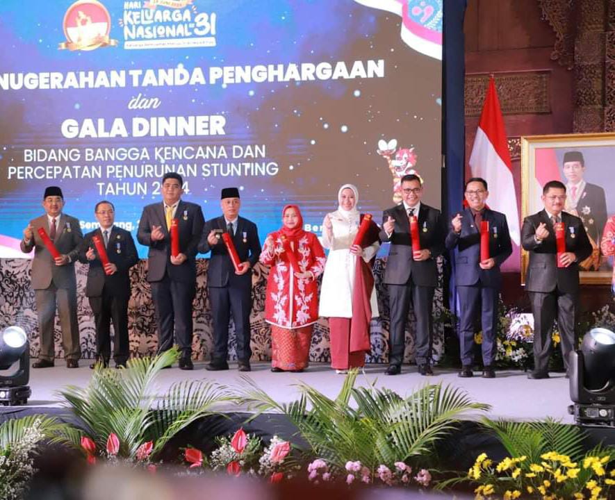 Bupati dan Ketua TP PKK Tanjabbar Terima Penghargaan Tertinggi dari BKKBN
