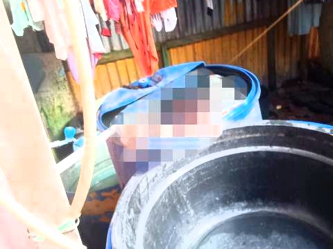 Seorang Mayat Pria Ditemukan Dalam Drum Penampung Air Seorang Mayat Pria Ditemukan Dalam Drum Penampung Air