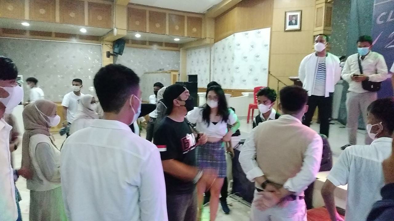 Siswa SMAN 1 Tanjabbar Nekat Gelar Perpisahan Ala Dugem di Kantor Bupati Siswa SMAN 1 Tanjabbar Nekat Gelar Perpisahan Ala Dugem di Kantor Bupati