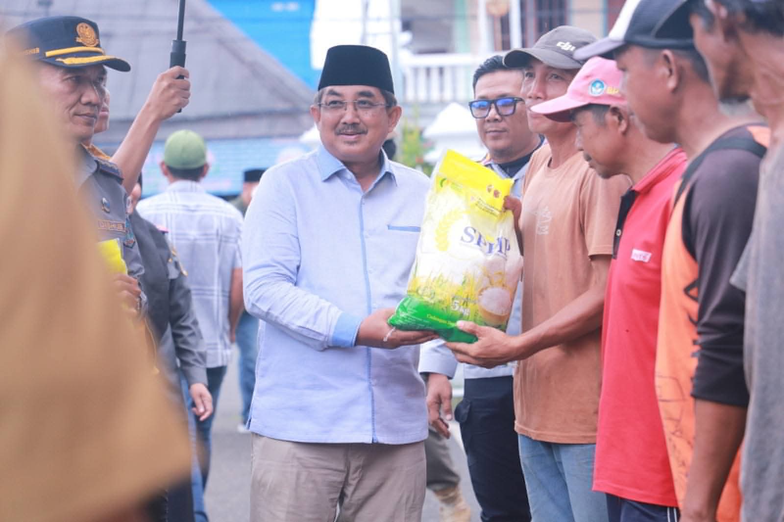 Bupati Salurkan Bansos Bagi Abang Becak, Ojol, dan Tukang Gerobak dalam Peringatan Hari Perumahan Nasional