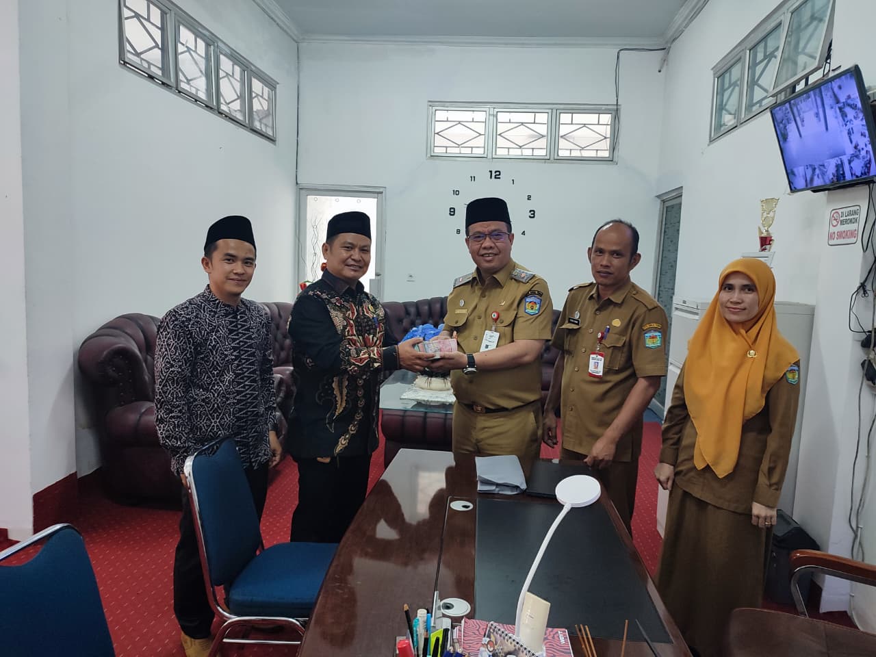 Kepala BKPSDM Sungaipenuh Serahkan ZIS Rp22,45 Juta ke BAZNAS