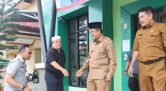 Bupati Tanjab Barat Jenguk Ustadz Abdul Wahab Wahib di RSUD KH. Daud Arif Kuala Tungkal