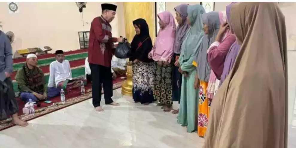 Buka Puasa Bersama Pemdes Kampung Baru, Ketua DPRD Tanjabbar Beri Sembako ke Masyarakat