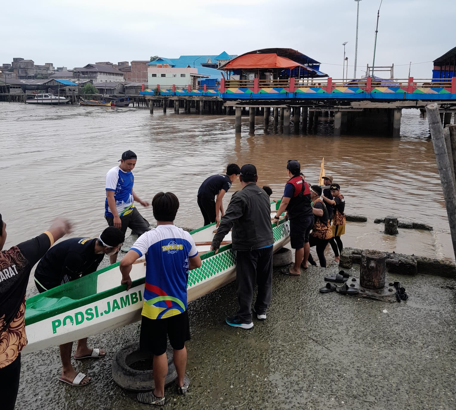 Meriahkan Pelantikan KONI, Podsi Tanjabbar Turunkan Perahu Naga