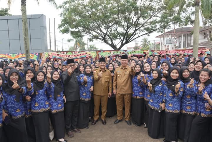 Bupati Anwar Sadat Serahkan SK 622 ASN Baru di Tanjab Barat