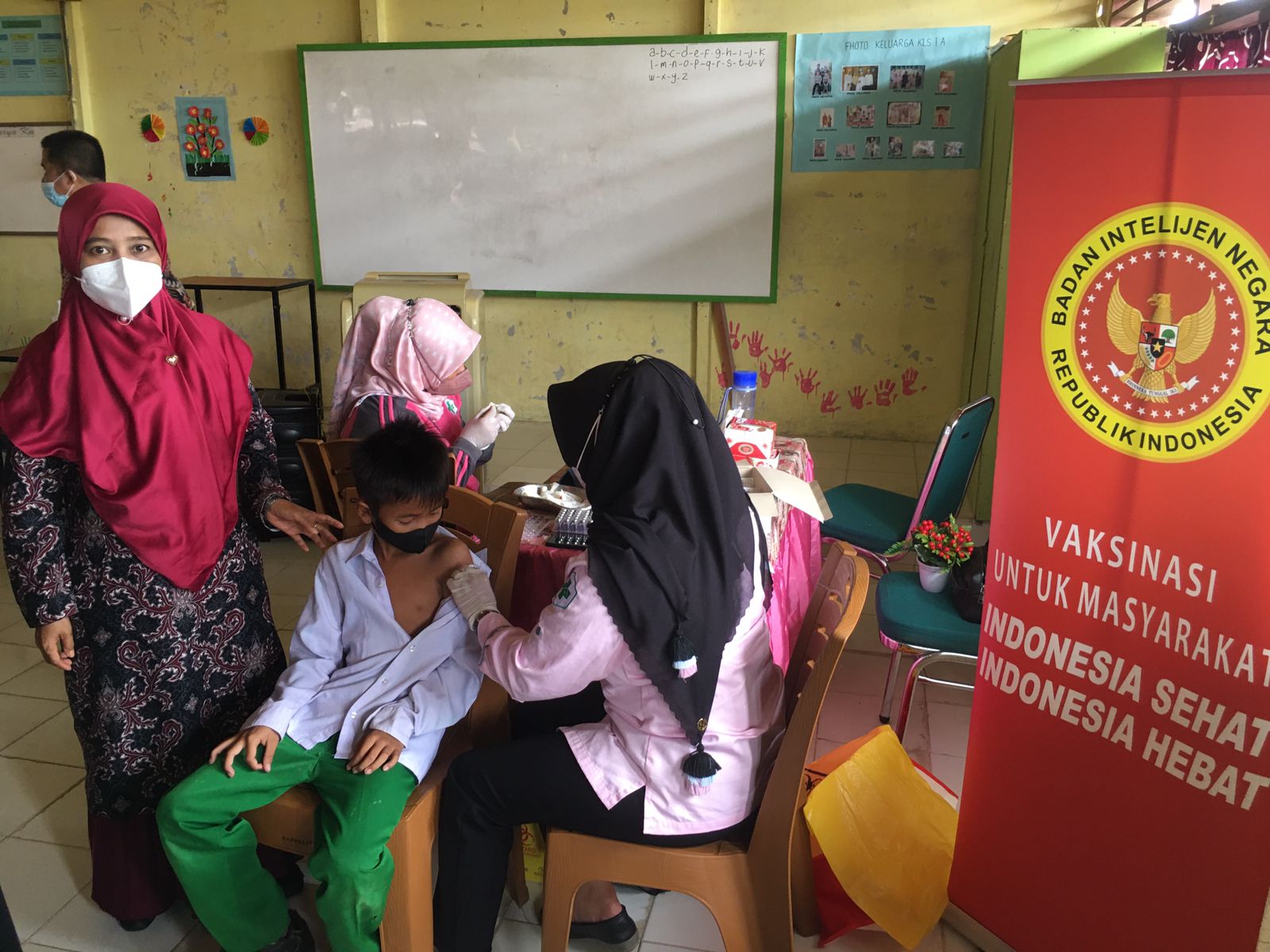 Kejar PTM 100 Persen, BIN Lakukan Vaksinasi Pelajar di MIN 1 Kualatungkal