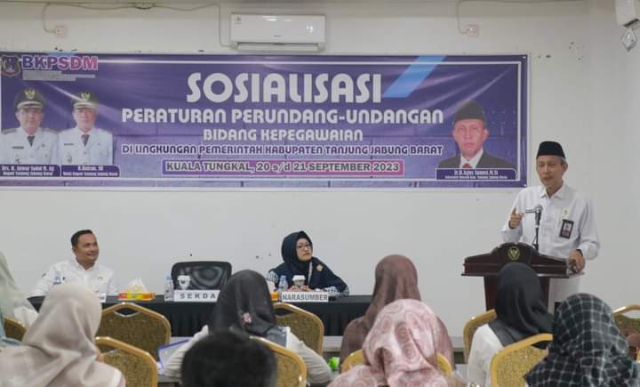 Ir. H. Agus Sanusi, M.Si, membuka secara resmi kegiatan Sosialisasi Peraturan Perundang-Undangan Bidang Kepegawaian di lingkungan Pemkab Tanjab Barat 