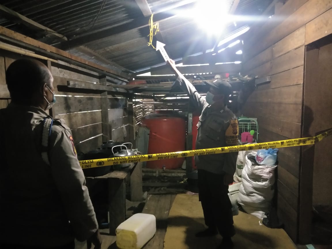 Seorang Pria Lansia Ditemukan Gantung Diri di Rumah Keponakannya Seorang Pria Lansia Ditemukan Gantung Diri di Rumah Keponakannya