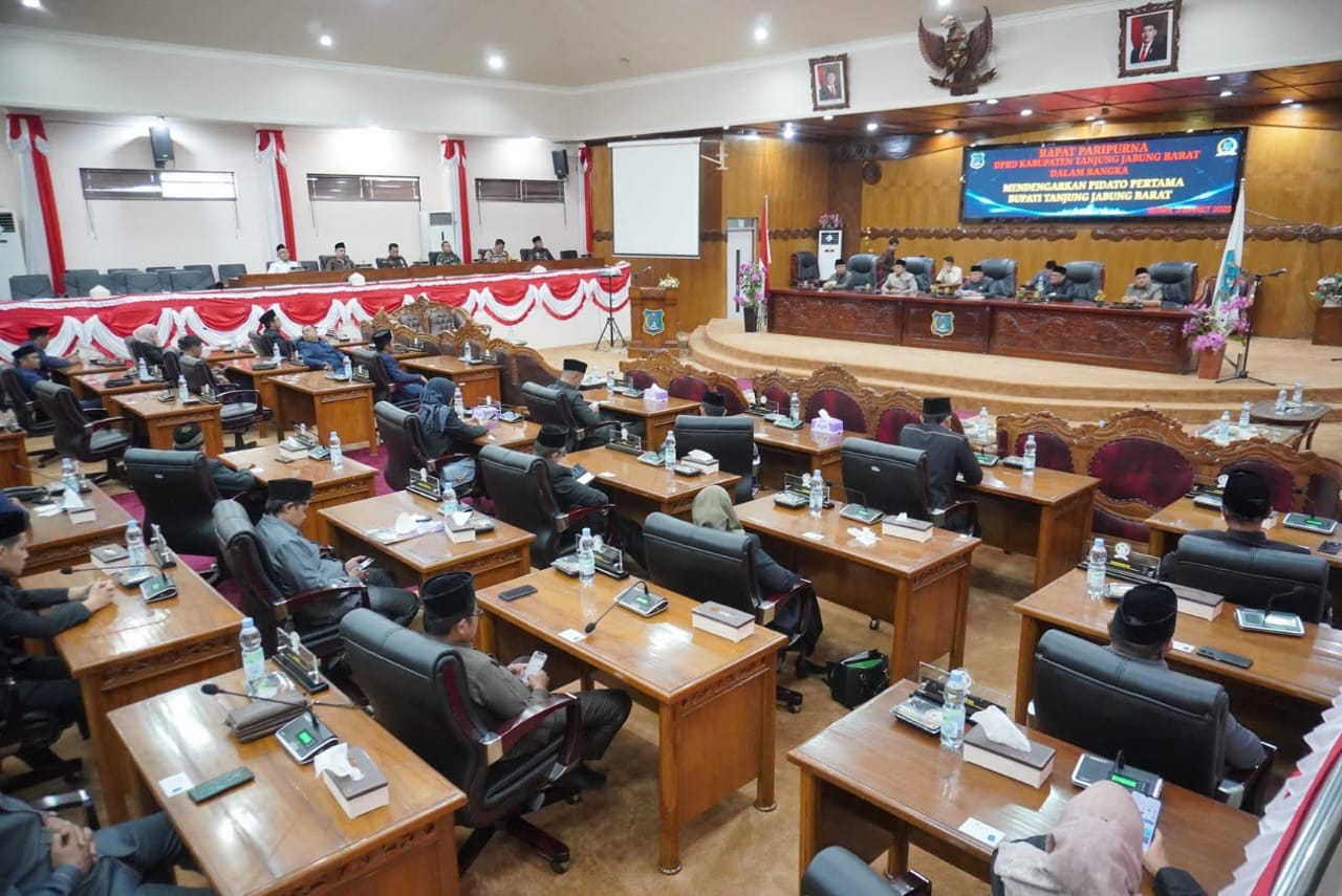 DPRD Tanjabbar Gelar Paripurna, Mendengarkan Pidato Perdana Bupati Tanjab Barat DPRD Tanjabbar Gelar Paripurna, Mendengarkan Pidato Perdana Bupati Tanjab Barat