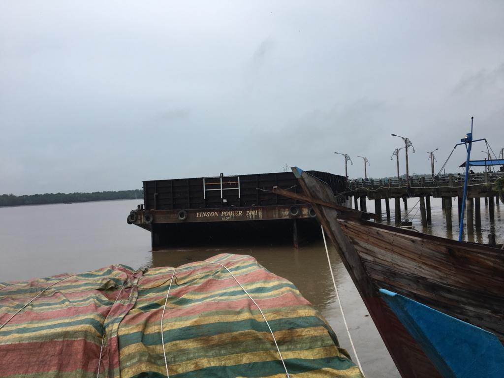 Titian Orang Kayo Kualatungkal Dihantam Kapal Tongkang Titian Orang Kayo Kualatungkal Dihantam Kapal Tongkang