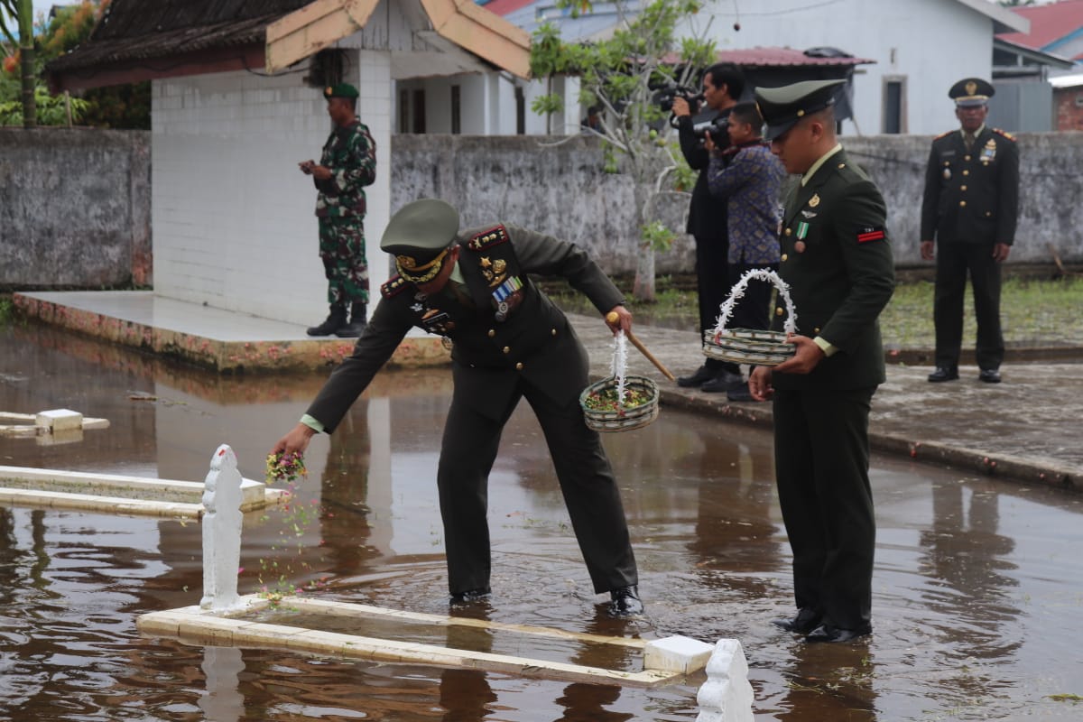 Peringati Hari Pahlawan, Dandim 0419/Tanjab Pimpim Upacara Ziarah Nasional dan Tabur Bunga