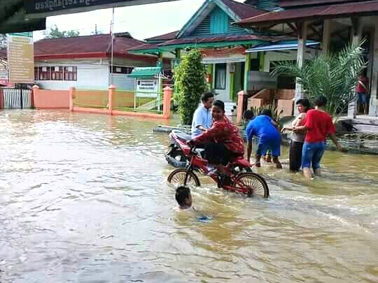 Banjir Rob Genangi Sebagian Kota Kualatungkal Banjir Rob Genangi Sebagian Kota Kualatungkal