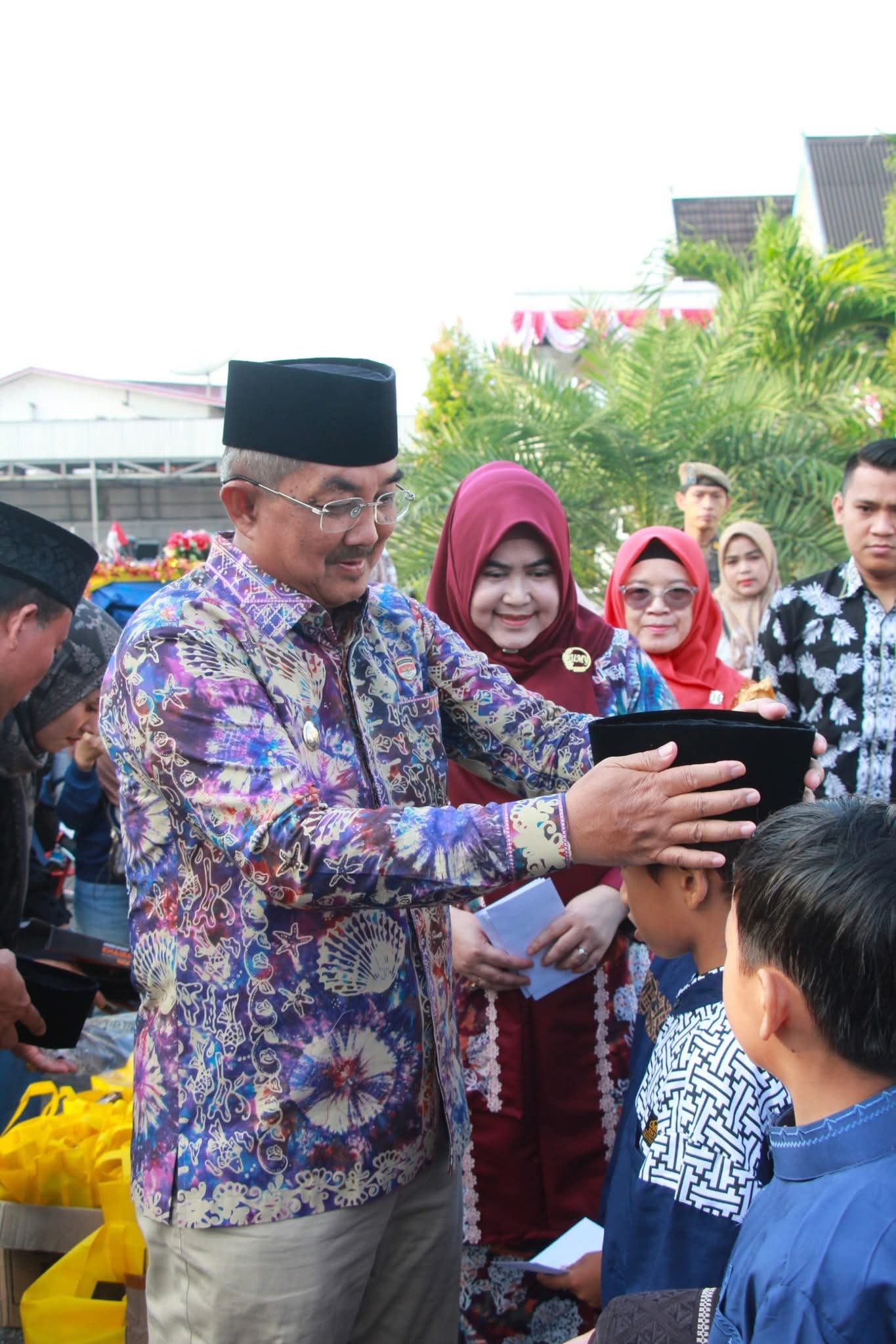 Bupati dan Ketua TP PKK Tinjau Kegiatan Sunatan Massal dalam Rangka HUT RI ke-80 dan Hari Jadi Tanjab Barat ke-60