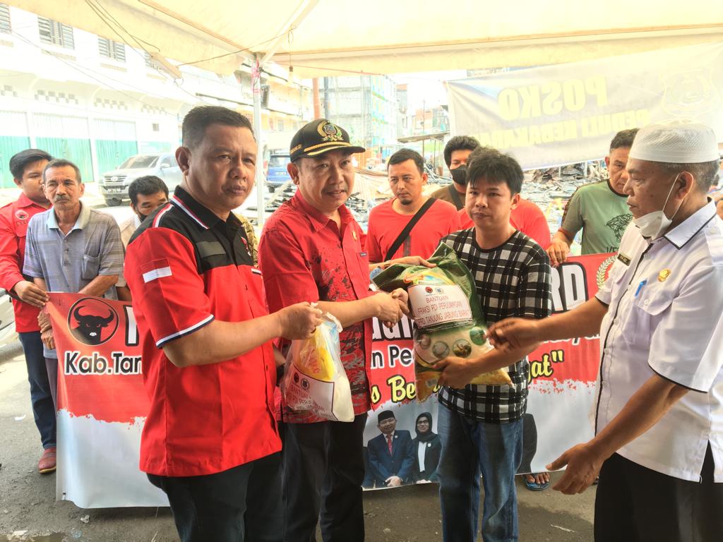 Fraksi PDI Perjuangan Tanjabbar Serahkan Bantuan Korban Kebakaran di Parit 1 Kualatungkal Fraksi PDI Perjuangan Tanjabbar Serahkan Bantuan Korban Kebakaran di Parit 1 Kualatungkal