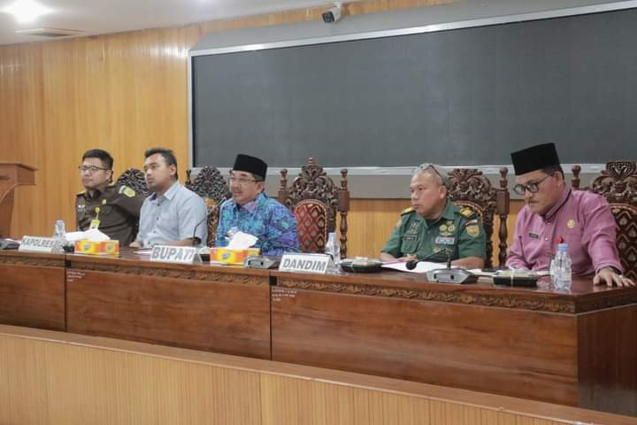 Bupati Tanjab Barat Hadiri Rapat Mediasi Penyelesaian Masalah Antara Kelompok Tani Imam Hasan Desa Badang dan PT. DAS Bupati Tanjab Barat Hadiri Rapat Mediasi Penyelesaian Masalah Antara Kelompok Tani Imam Hasan Desa Badang dan PT. DAS