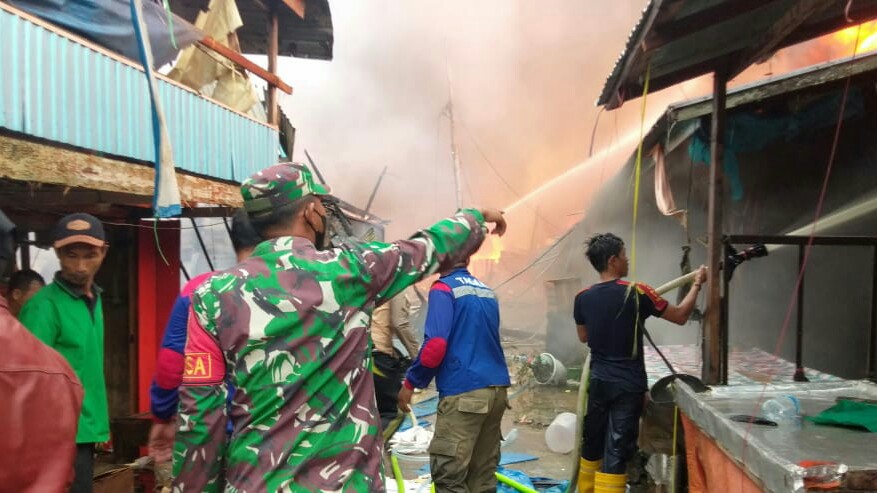 Anggota Koramil Muarasabak Bantu Padamkan Kebakaran Hebat di Mendhara Tengah Anggota Koramil Muarasabak Bantu Padamkan Kebakaran Hebat di Mendhara Tengah