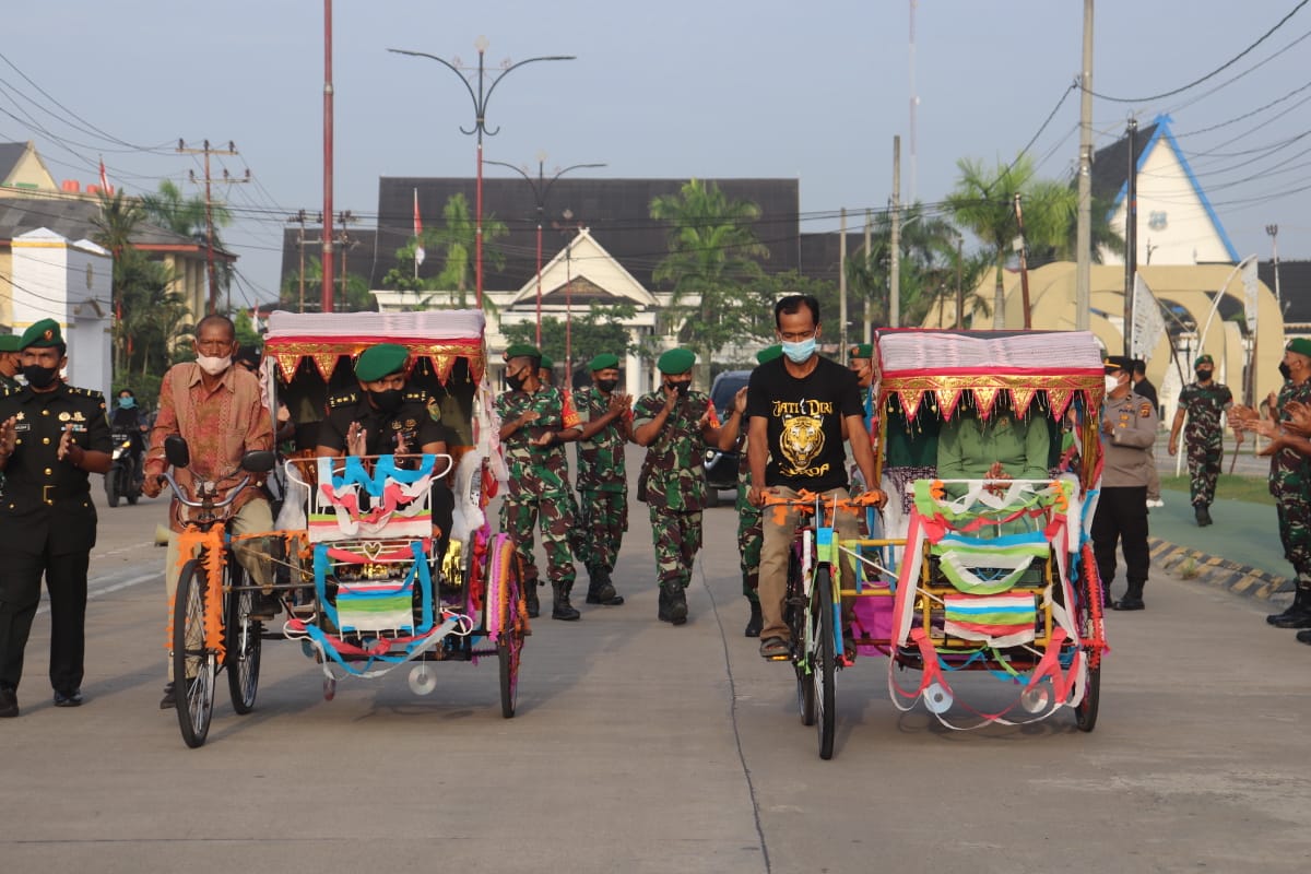 Diarak menggunakan Becak Hias, Dandim 0419/Tanjab di Sambut Tarian Sekapur Sirih