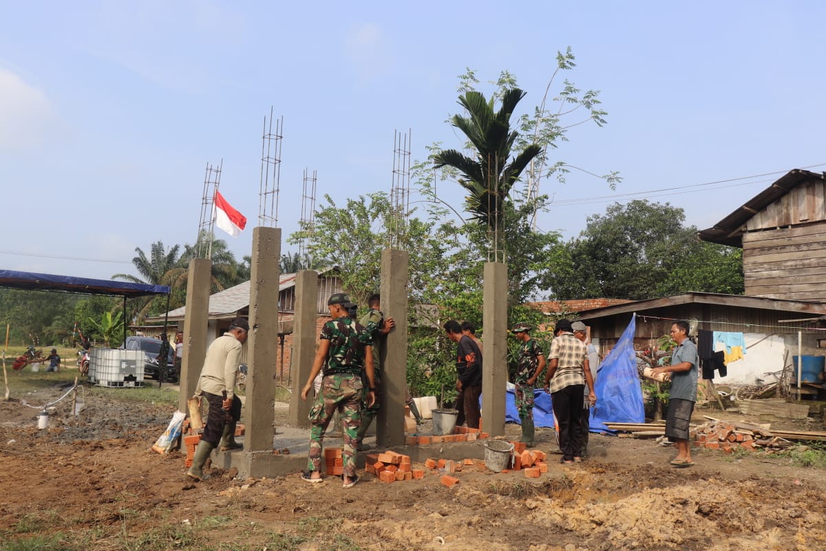 Satgas TMMD Kodim1419/Tanjab Bangun Fasilitas MCK di Desa Intan Jaya