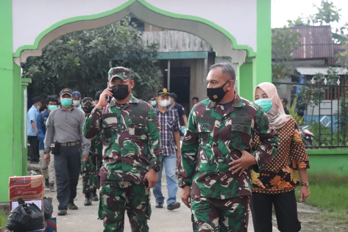 Dandim Tanjab Dampingi Danrem Gapu Tinjau Lokasi Kebakaran di Mendahara Tengah