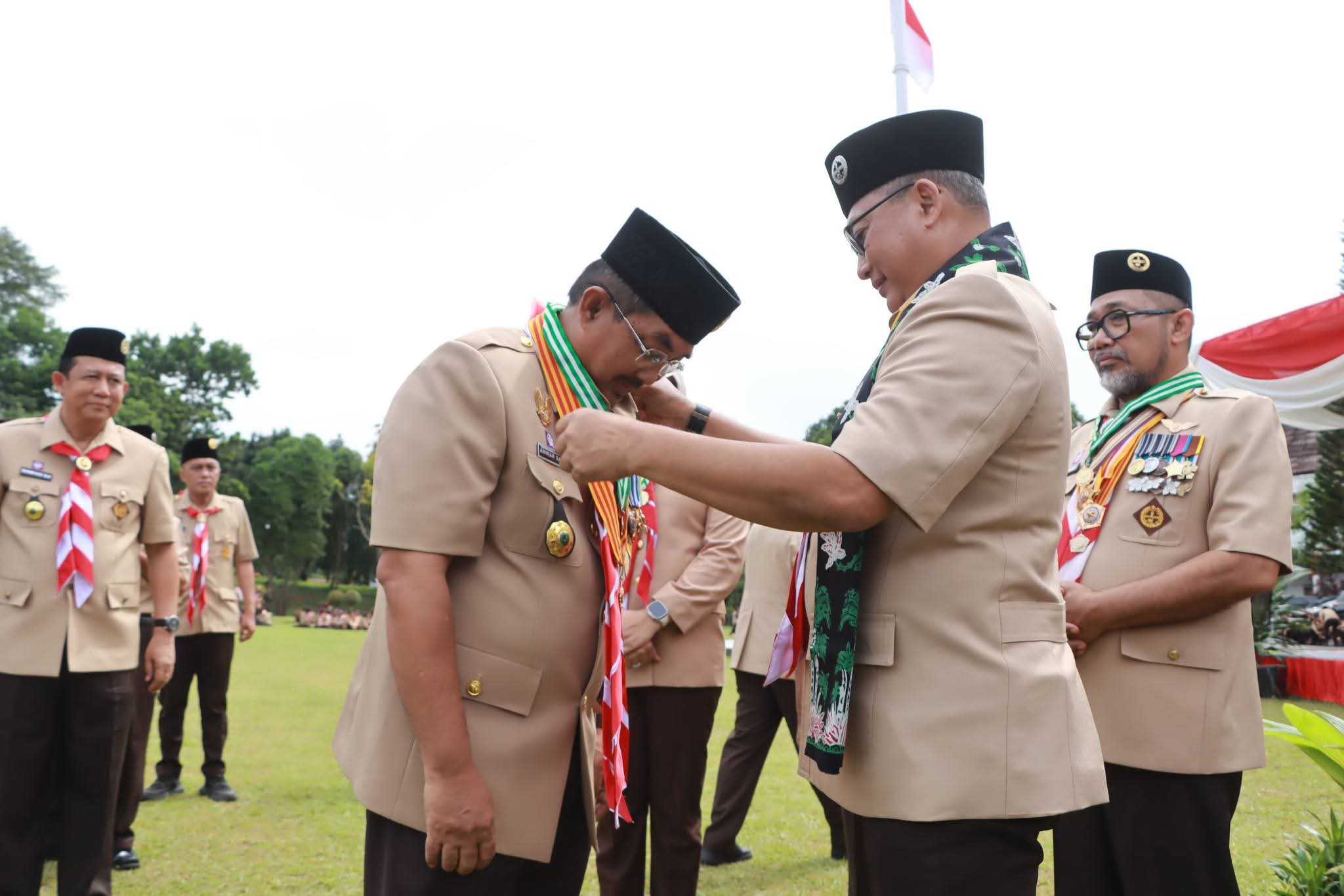 Bupati Dianugerahi Lencana Bergengsi 