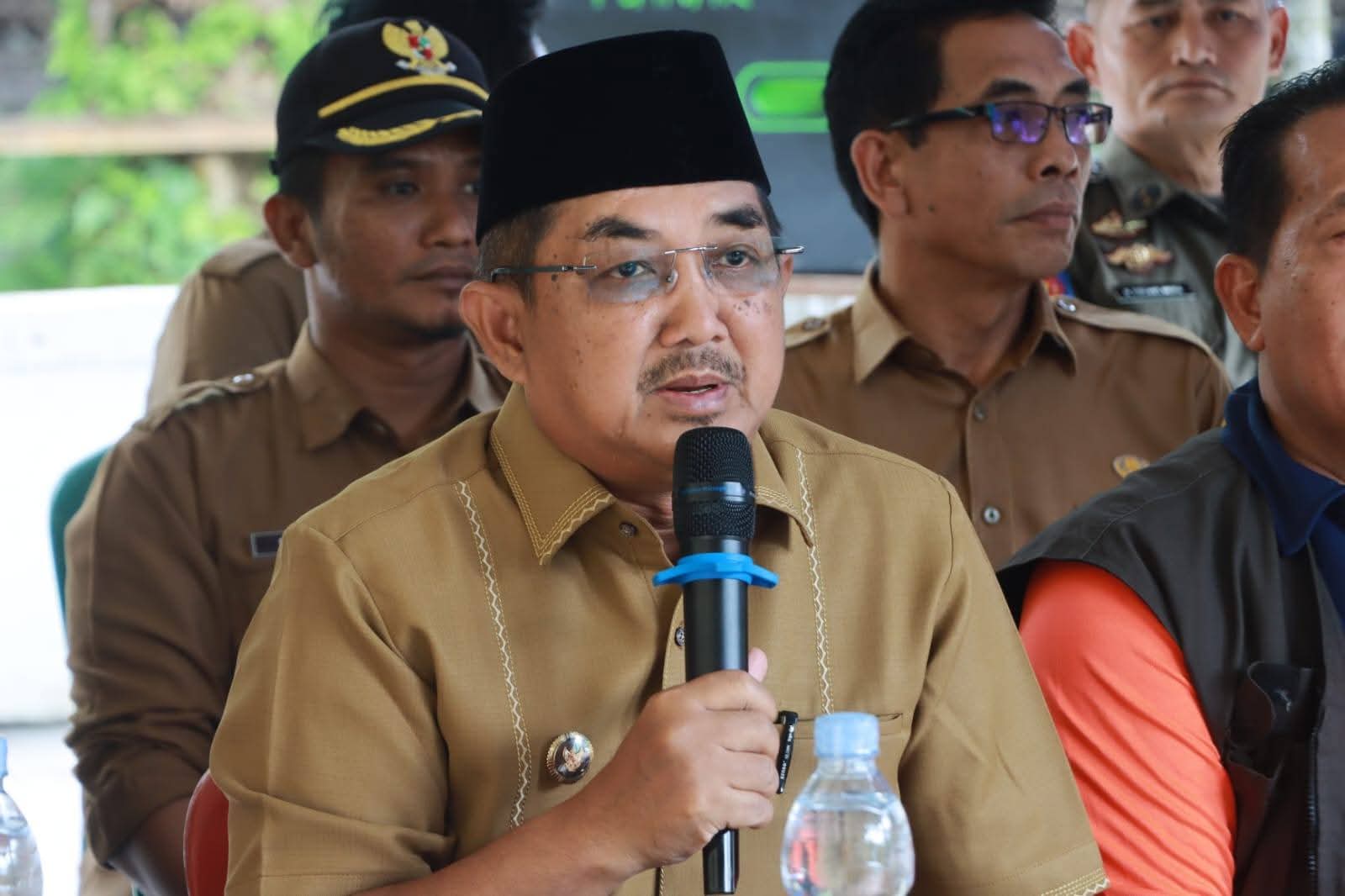 Bupati Tinjau Korban Banjir dan Salurkan Bantuan di Betara