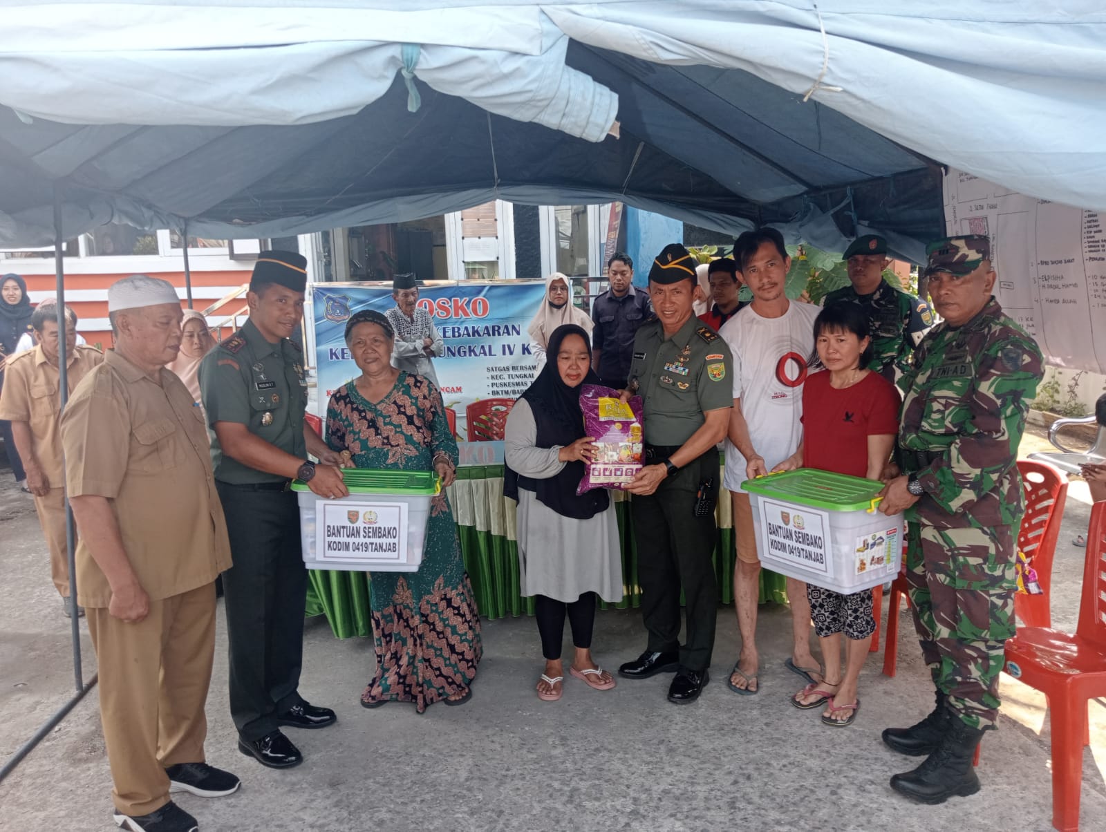 Tinjau dan Serahkan Bantuan Untuk Korban Kebakaran, Dandim Himbau Warga Waspada