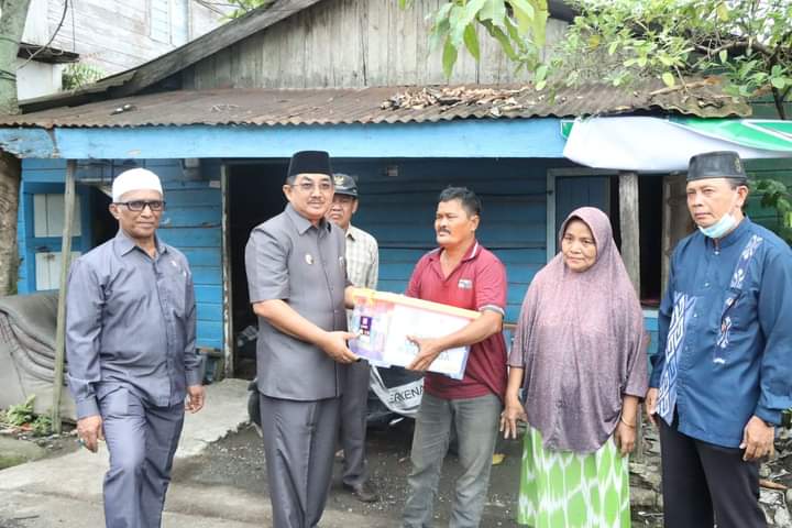 Bupati Tanjab Barat Tinjau Salah Satu Rumah Warga Tidak Layak Huni di Jalan Kamboja