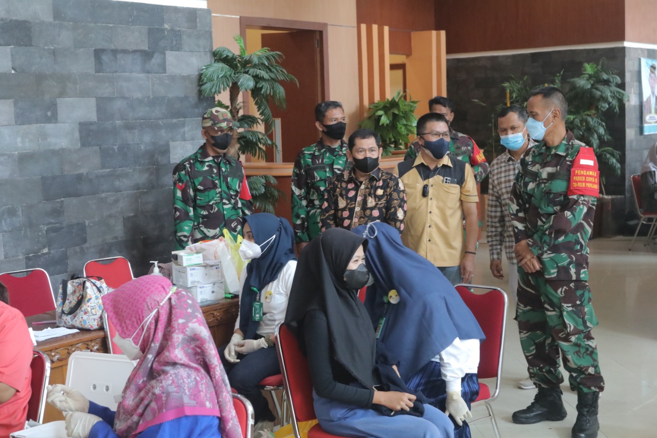DPRD Tanjab Barat Gelar Vaksinasi Massal Covid-19 Dosis II DPRD Tanjab Barat Gelar Vaksinasi Massal Covid-19 Dosis II