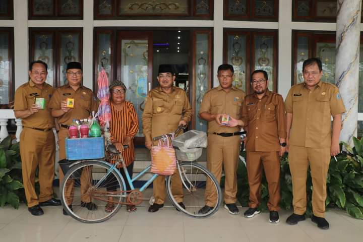 Bupati Anwar Sadat Berikan Sepeda Baru dan Kursi Roda untuk Pedagang Kecil dan Penyandang Disabilitas