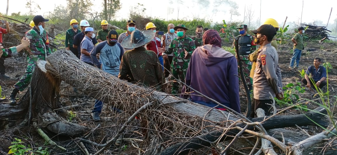 Dandim Tanjab Pimpin Pemadaman dan Pendinginan Karhutla di Desa Sungai Baung Dandim Tanjab Pimpin Pemadaman dan Pendinginan Karhutla di Desa Sungai Baung