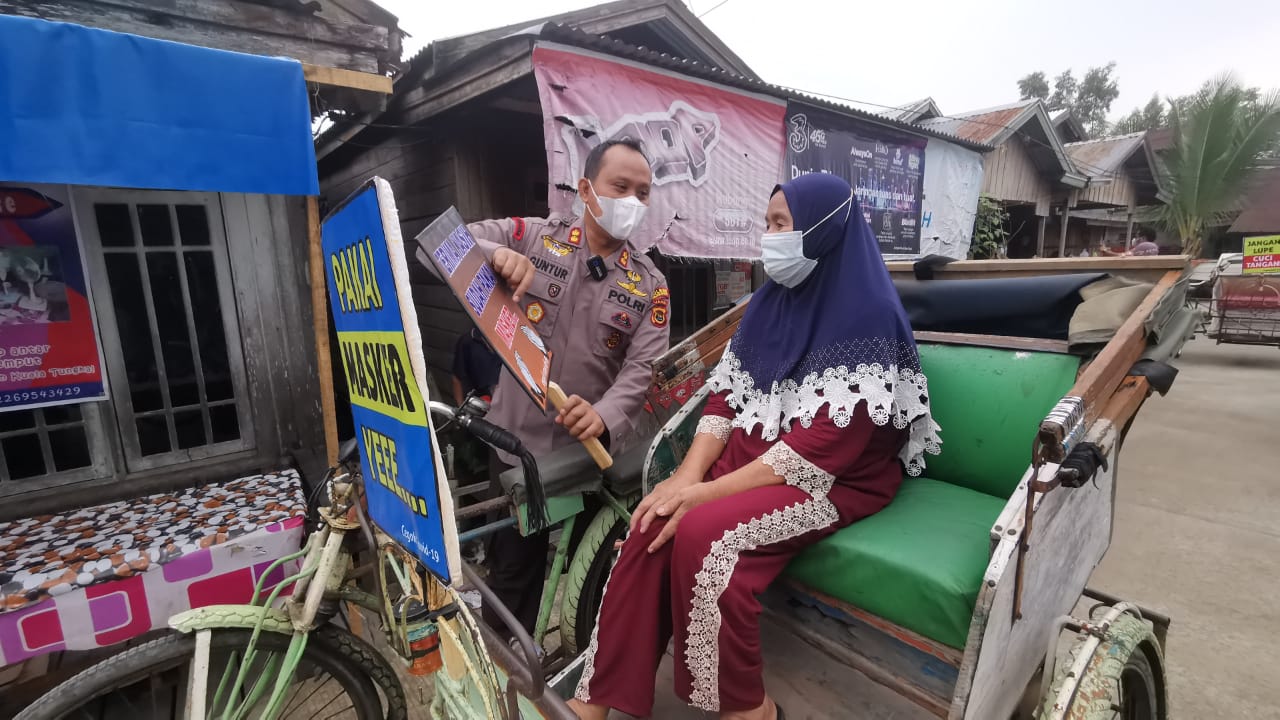 Kawal Vaksinasi Covid-19, Kapolres Tanjabbar Antar Jemput Pasien Lansia Menggunakan Becak